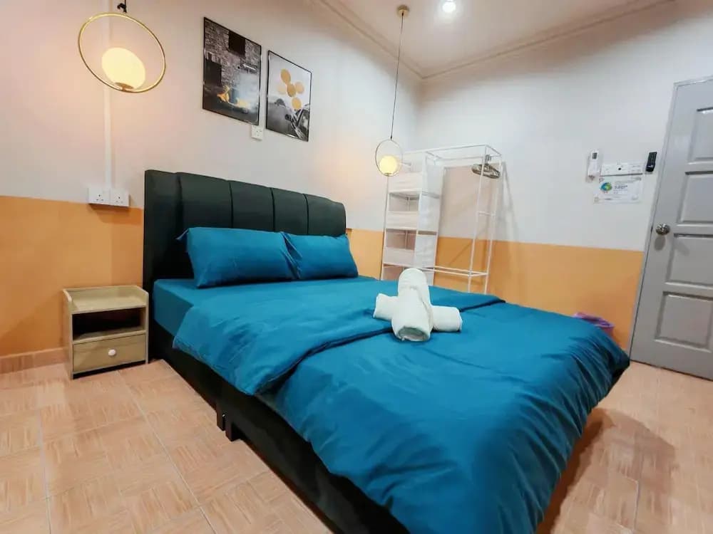 Comfy Tok Sira Home Kuantan 5 BR - photo 1
