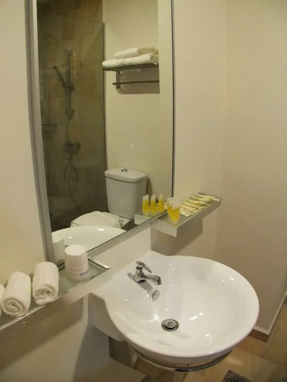 Baguss Hotel and Serviced Apartment - photo 9