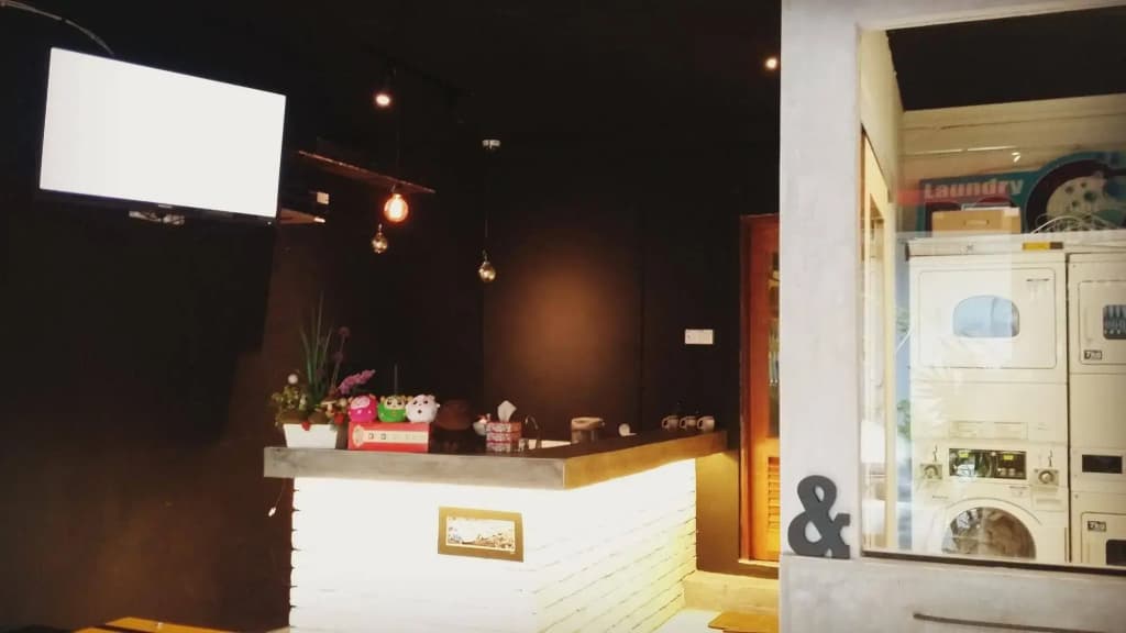 Monkey Motel & Café - photo 2