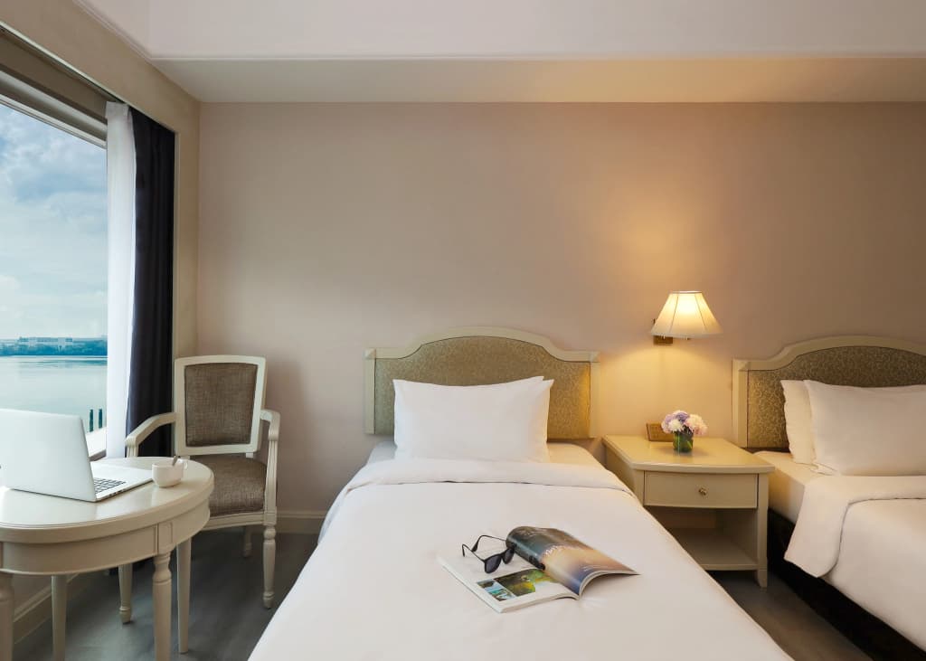 Berjaya Waterfront Hotel - photo 6