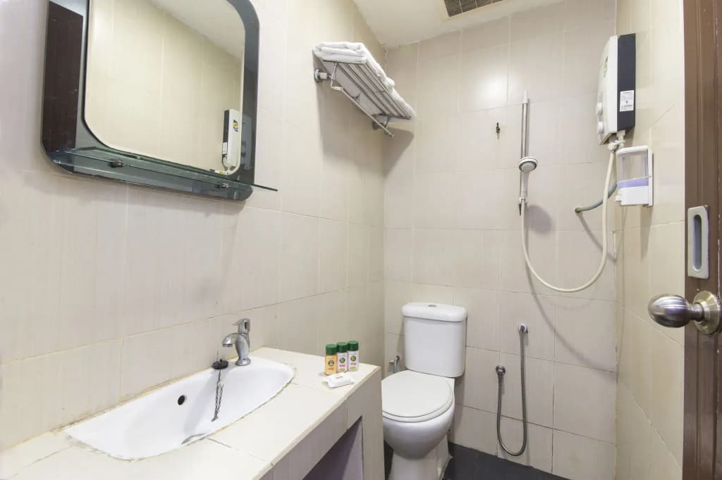 OYO 280 Hotel Dragon Inn - photo 8