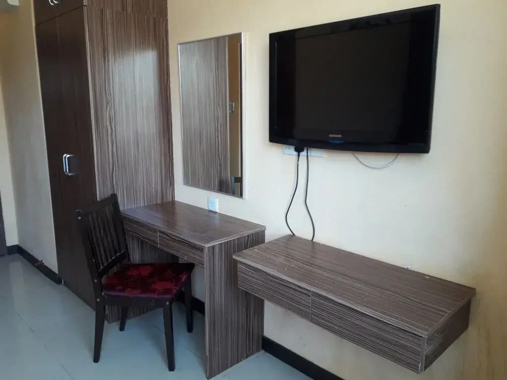 OYO 216 La Viva Hotel - photo 10