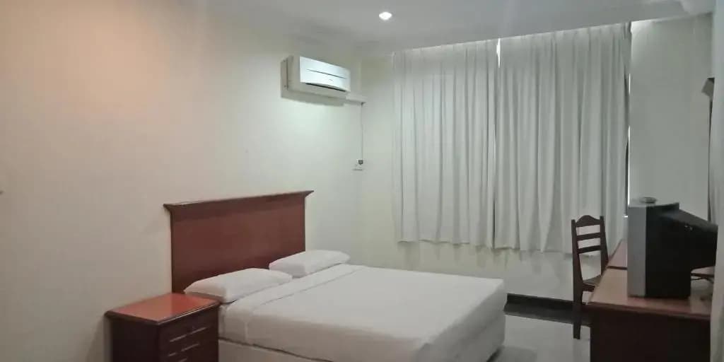 The Upper Deck Hotel - photo 6