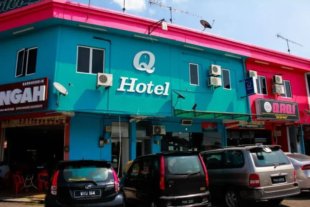 Q Hotel - photo 1