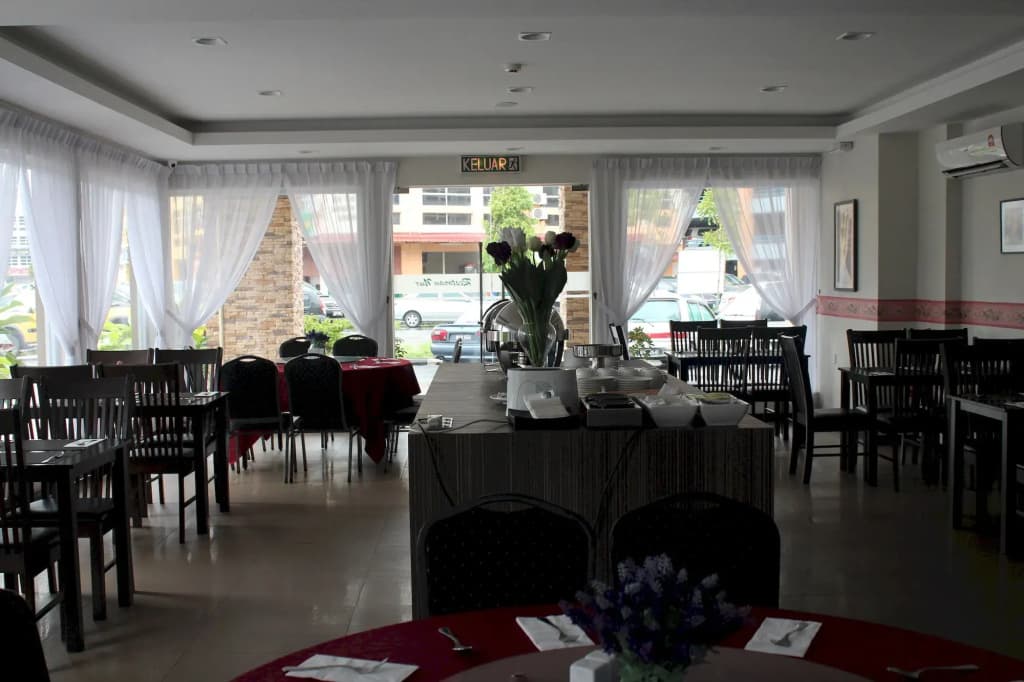 OYO 985 Hotel Nur - photo 19