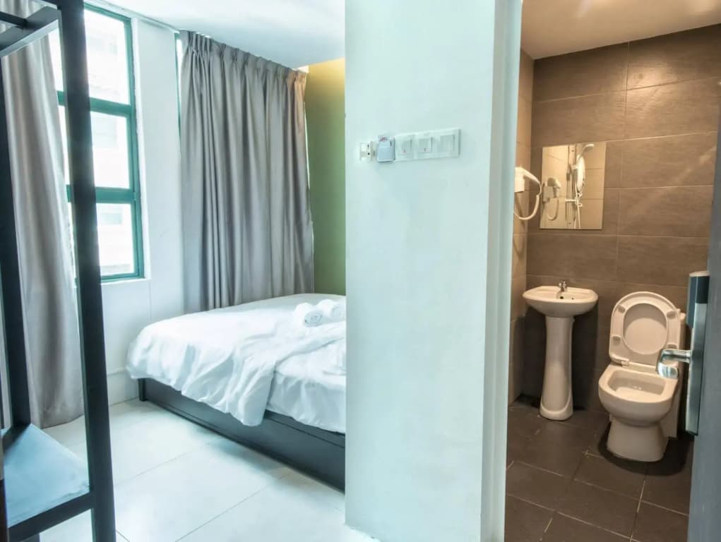 Econtel Queensbay - photo 8