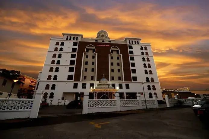 Grand Puteri Hotel - photo 1