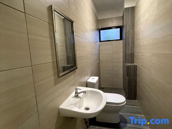 5 Bedrooms Residential Home With Free Wifi - photo 1