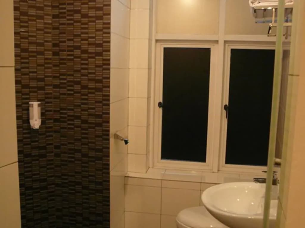 101 Lake View Hotel Puchong - photo 8