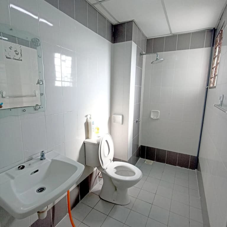 Tropika Homestay Bangi with 3 Bedrooms - photo 13