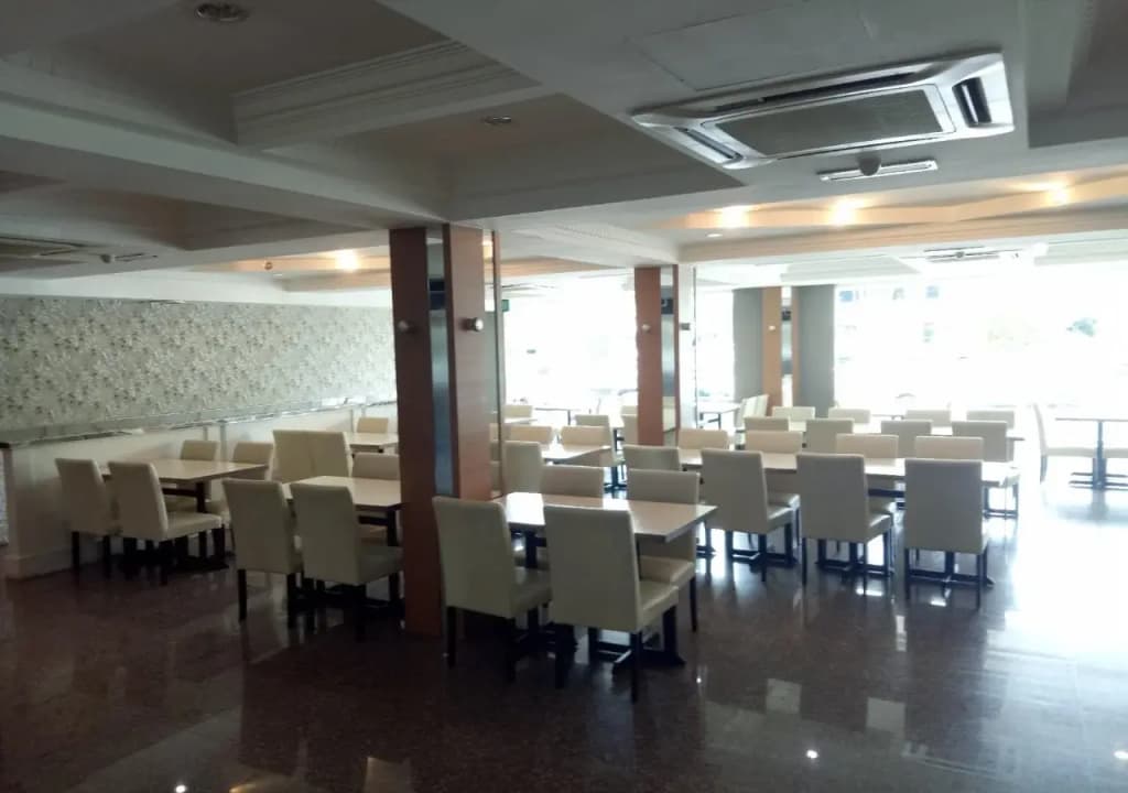 Royal Queenspark Hotel - photo 20