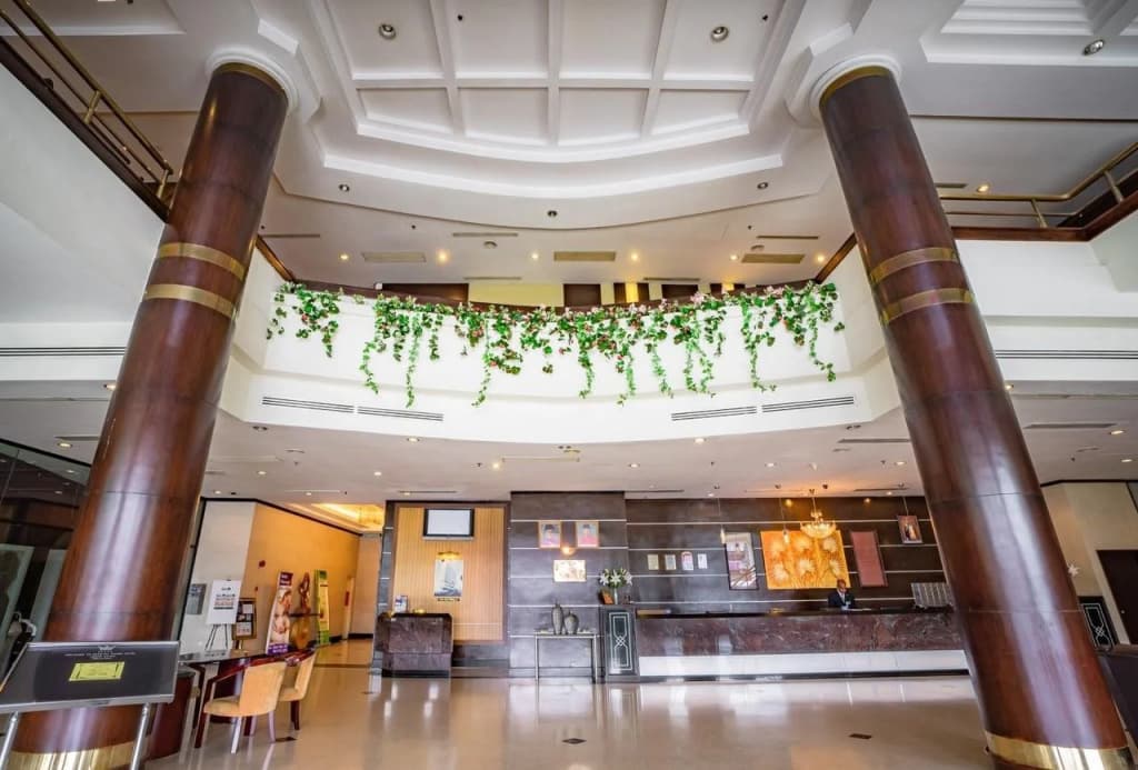 Crystal Crown Hotel - photo 2
