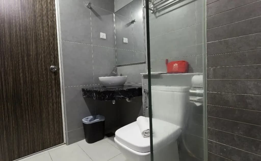 The Grand Campbell Hotel by ZEN Rooms - photo 6