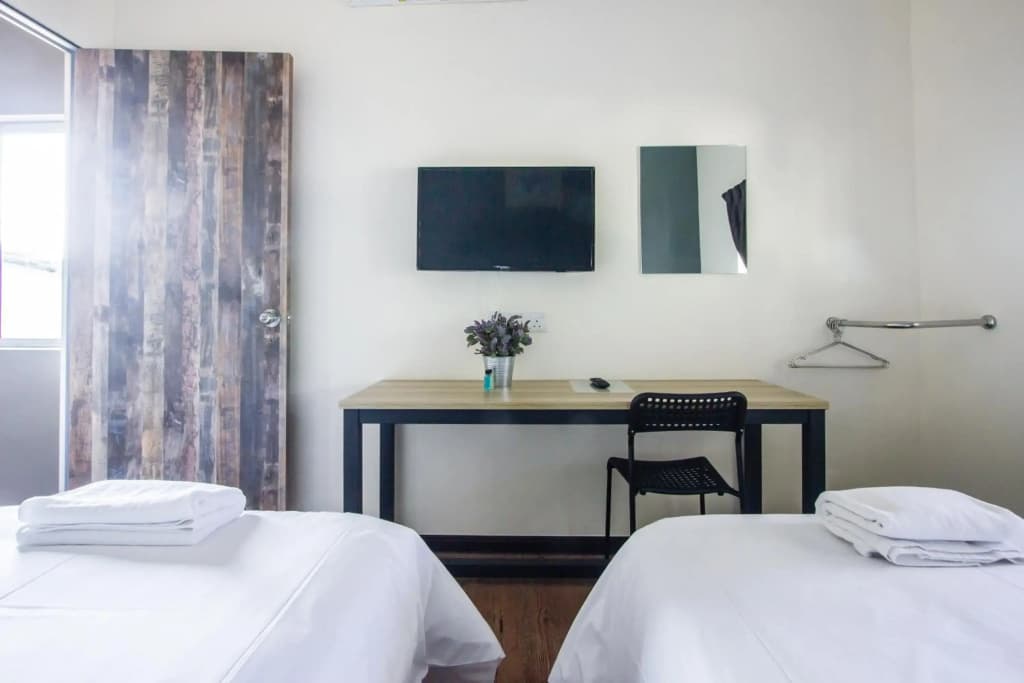 Explore 5BR Gardenhouse Retreats (Free Parking) - photo 2