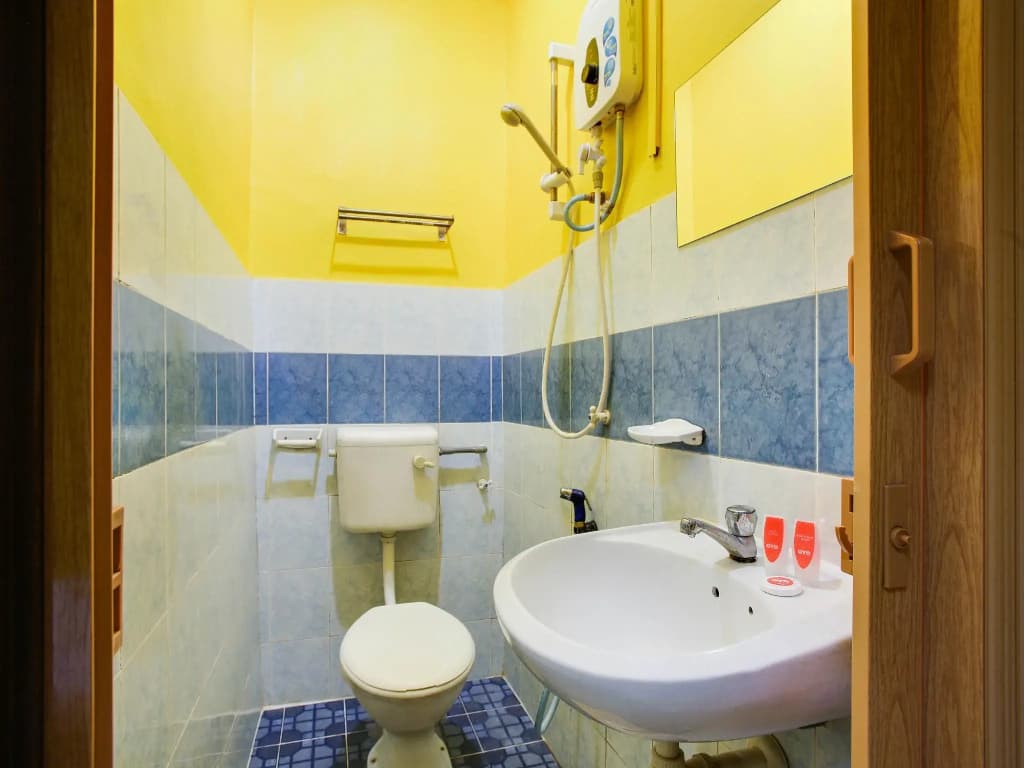 OYO 89406 Lucky Budget Hotel - photo 8