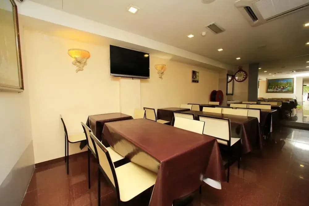 OYO 124 Hotel Seniman Sentul - photo 15