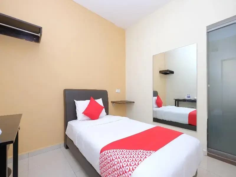 Oyo 89493 Q Hotel - photo 1