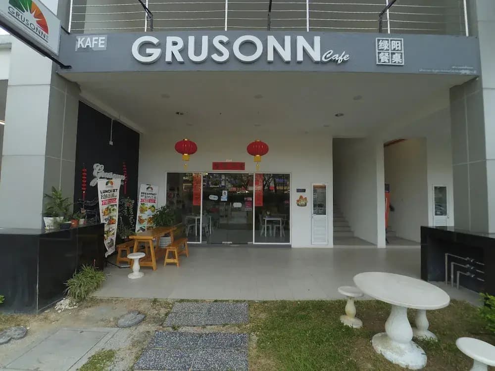 Teiw Family Homestay at Skypod Residence Puchong - photo 1