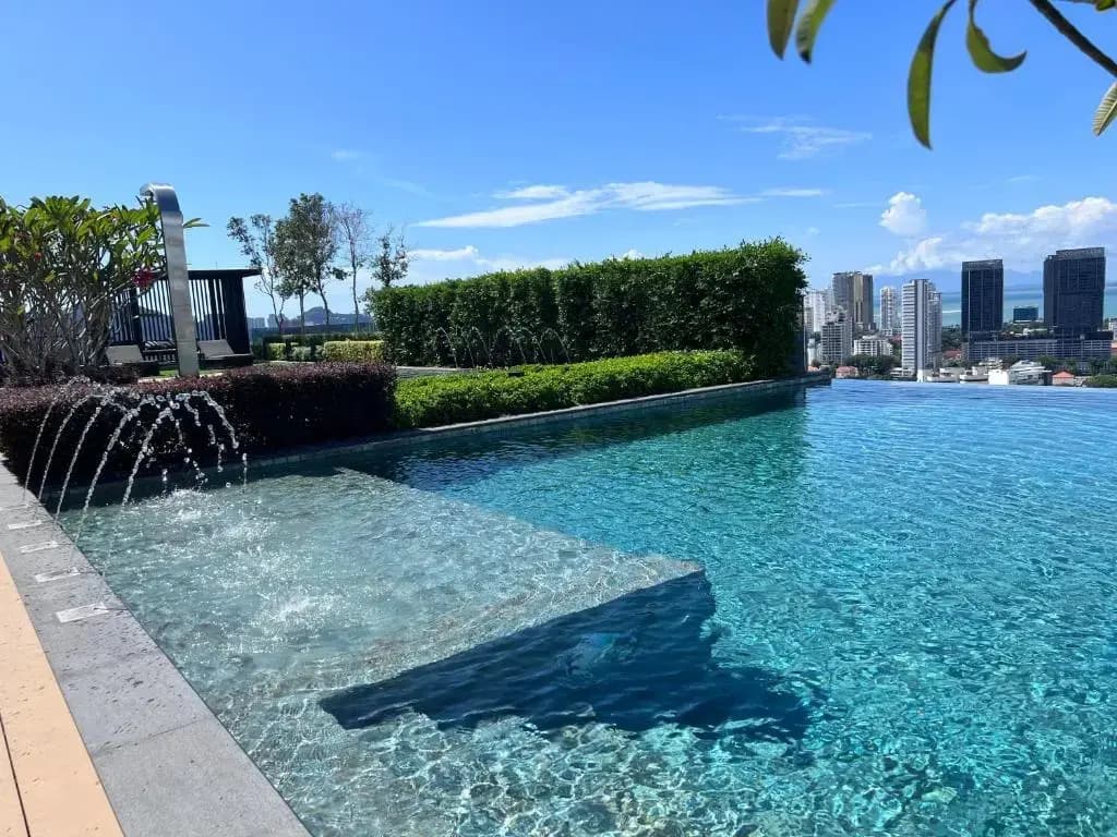 Contemporary & Stylish Suite#Georgetown#Sky Pool#2 BR, Living Room with Double Bed - photo 10