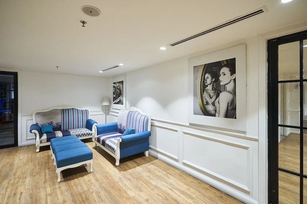 OYO Home 44050 Essential Studio Empire Marriot - photo 3