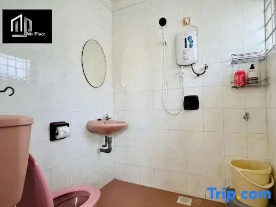 2-Stry 4BR Beside Jonker Street Taman Kota Laksamana 11 by Myplace - photo 3