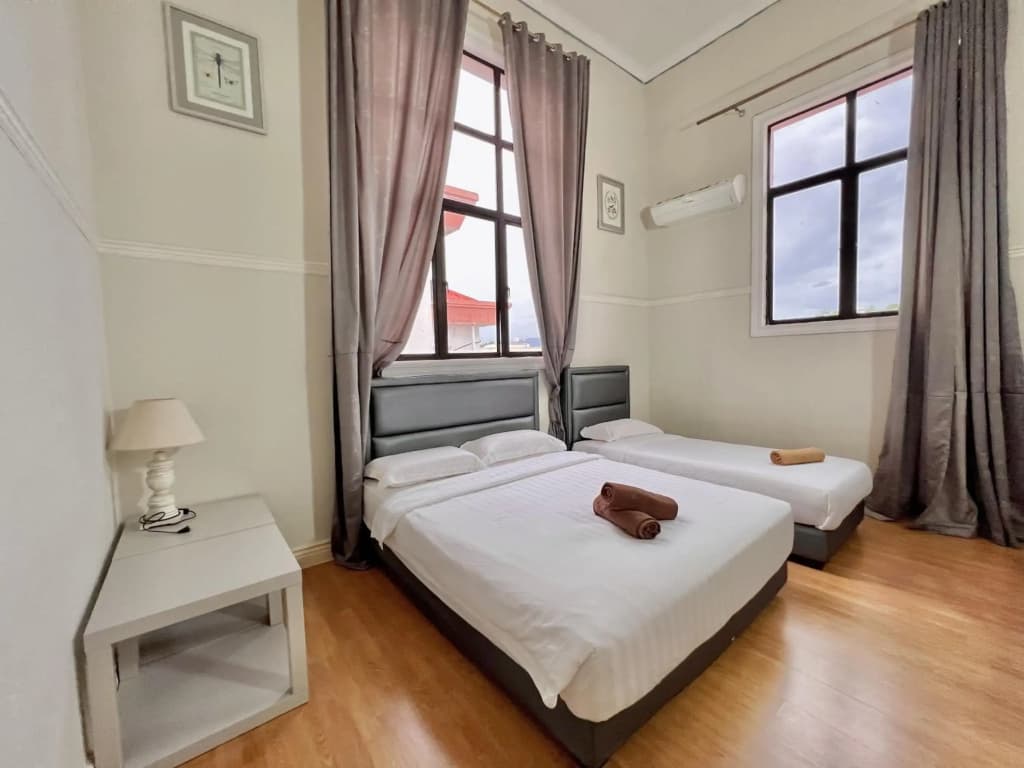 PENTHOUSE MARINA COURT VACATION HOME 5 BEDROOMS KOTA KINABALU 15pax - photo 5