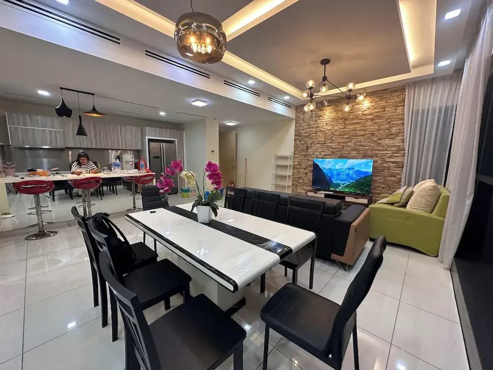 Skyline Luxe 4BR Retreat with En-suites - photo 8