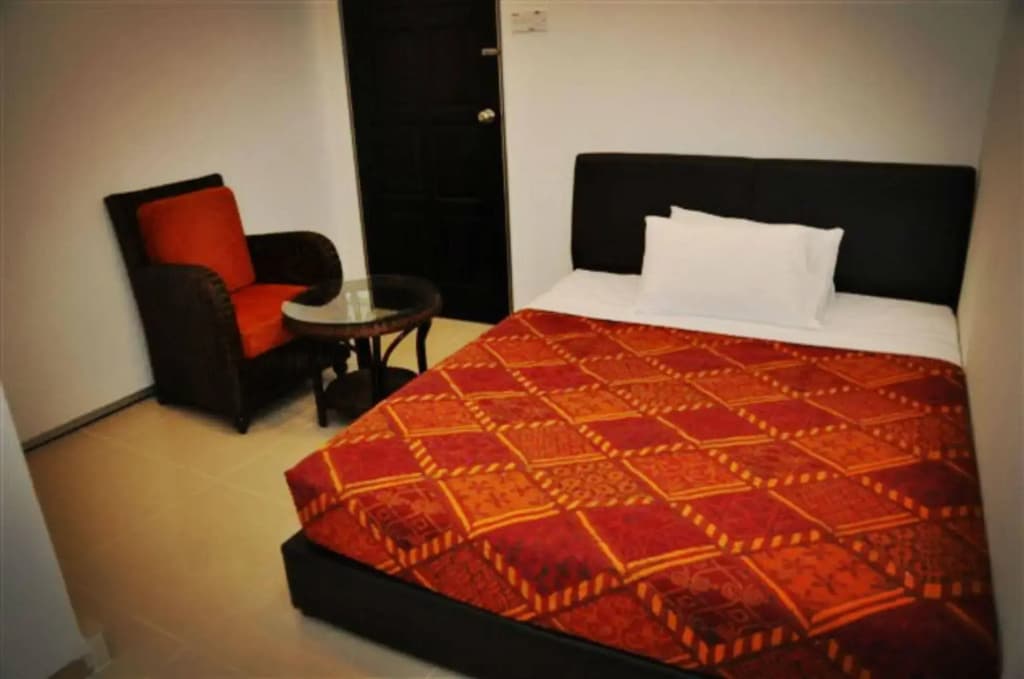 Old Budget Hotel - photo 4