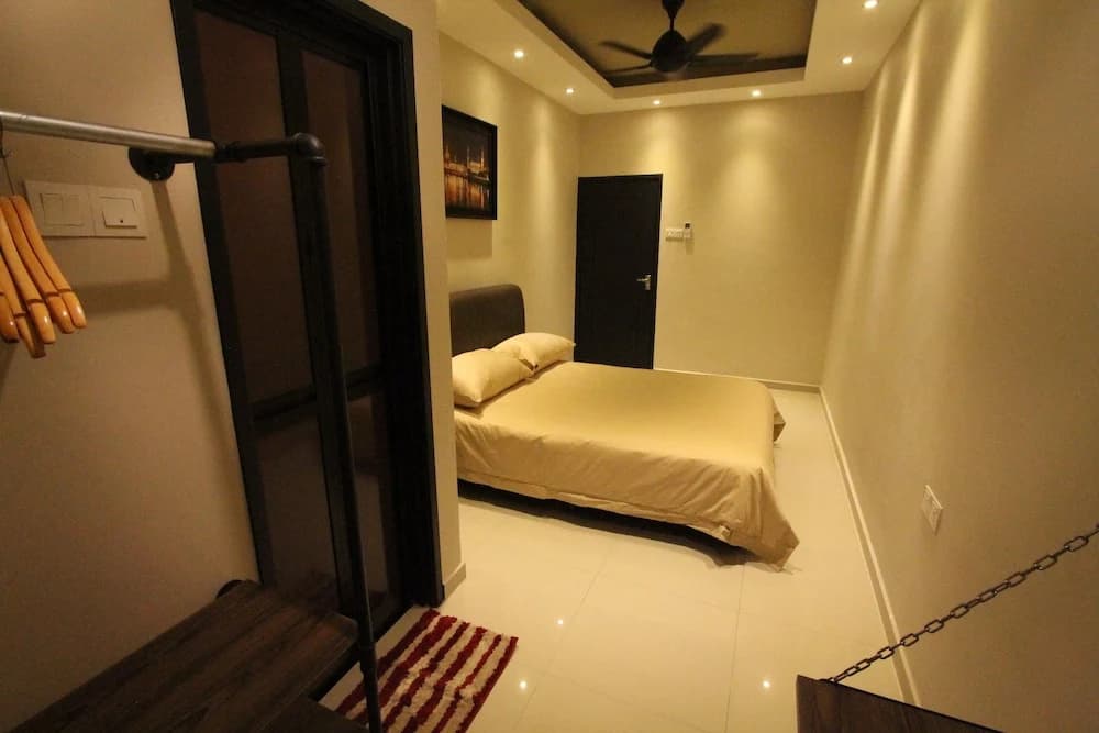 Ian's 5th Home - photo 6