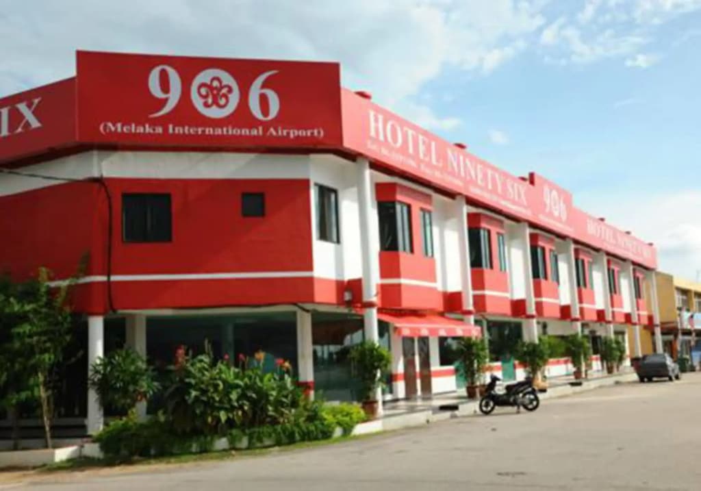 906 Hotel Airport - photo 1
