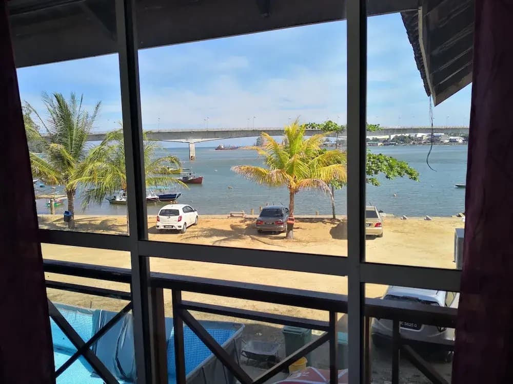Riverbank Dungun Guesthouse & Cafe - photo 11