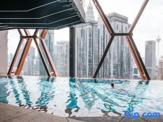Scarletz Suites KLCC • 5-min to Petronas Twin Towers • Rooftop Infinity Pool - photo 11