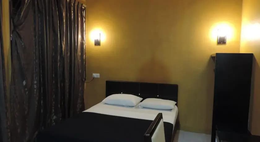 Golden Leaf Executive Residence - photo 3