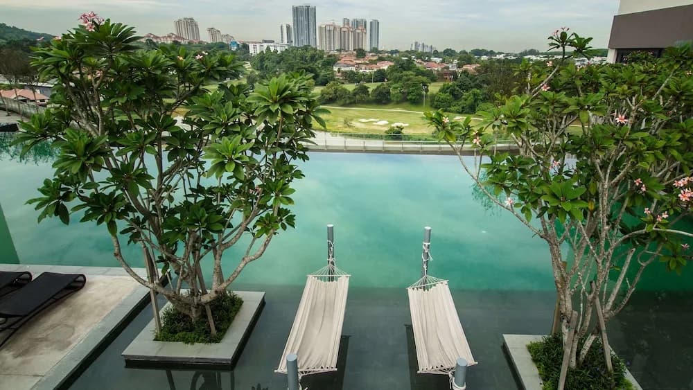 Dashing 1BR Next To Surian MRT - photo 8