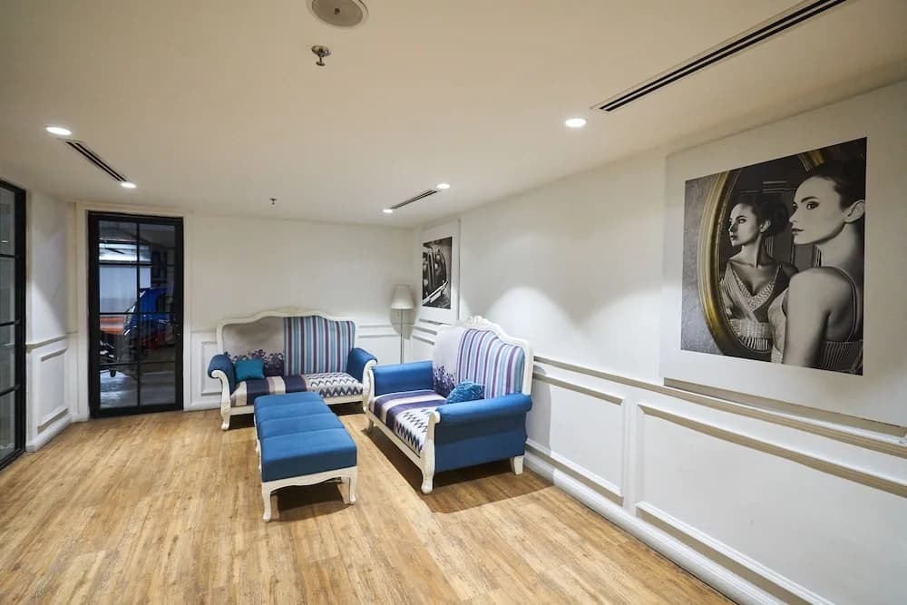 OYO Home 44050 Essential Studio Empire Marriot - photo 16