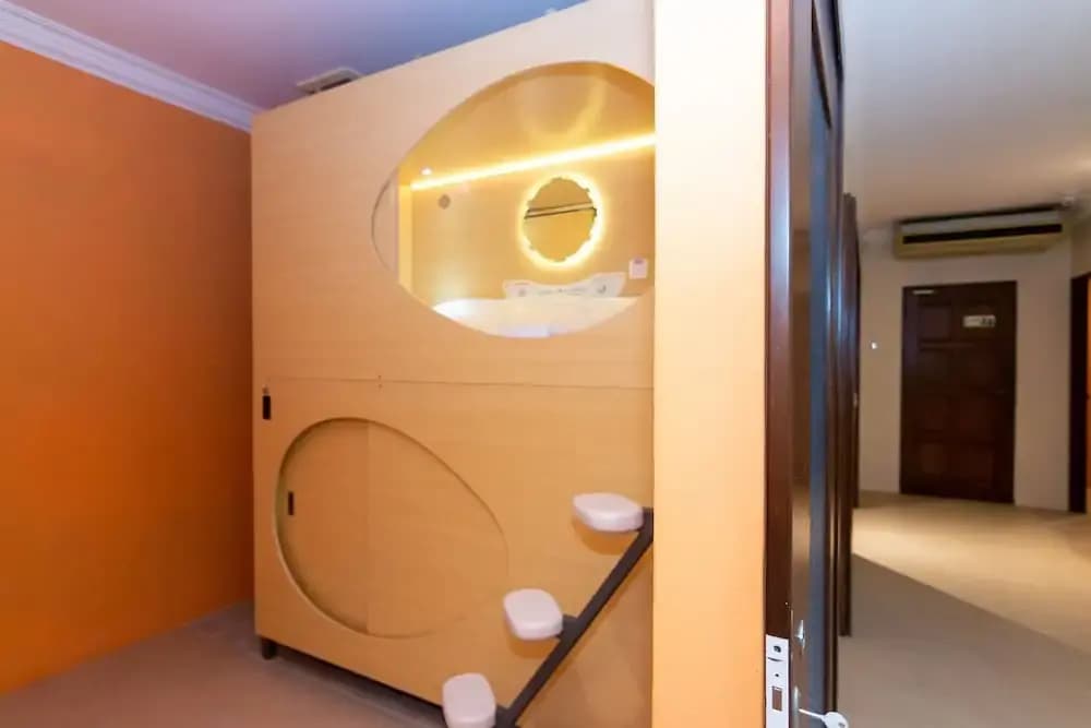 Momostay Capsule Hotel - photo 11