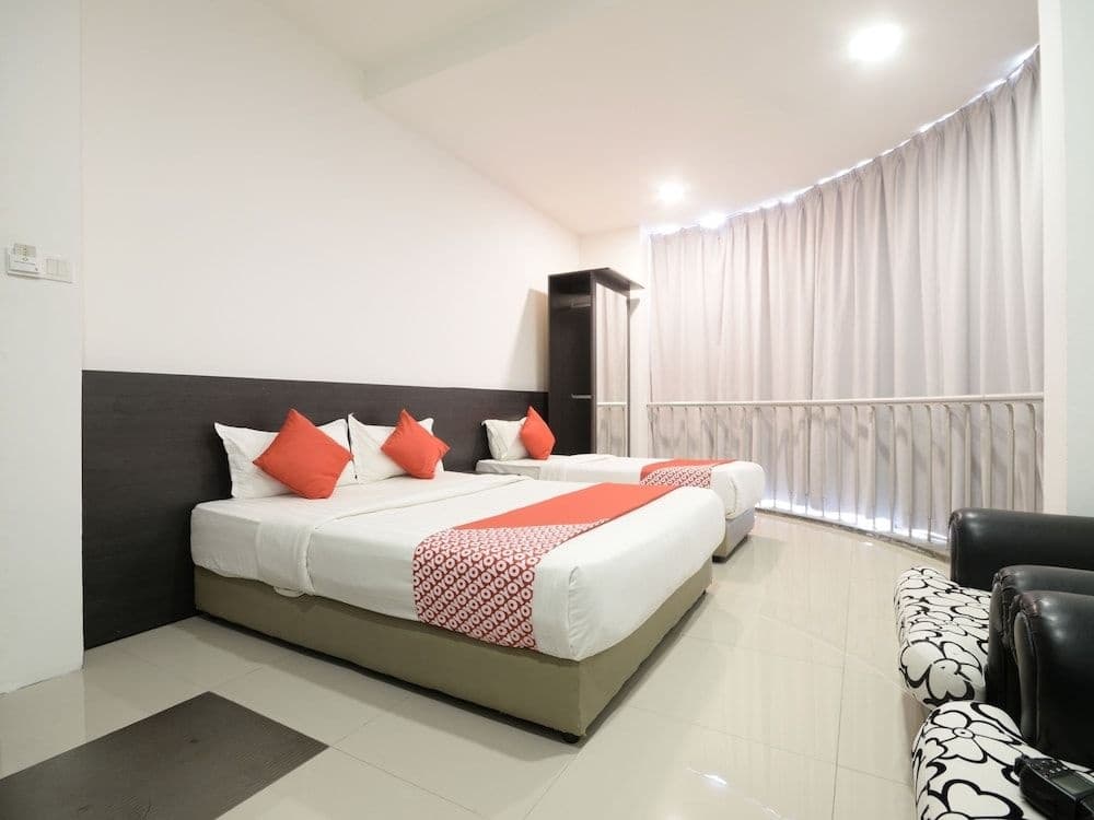 OYO 906 Happy 92 Hotel Lumut - photo 5