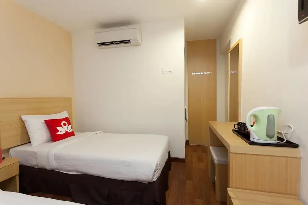 ZEN Rooms Opposite YMCA - photo 11