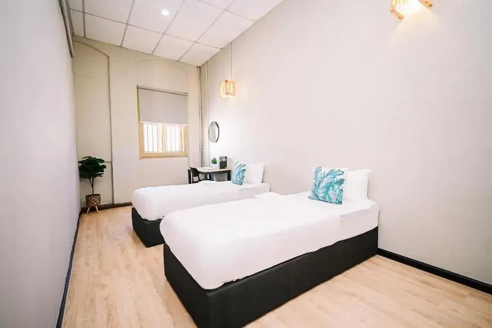 Swing & Pillows at 87 Chulia St - photo 3