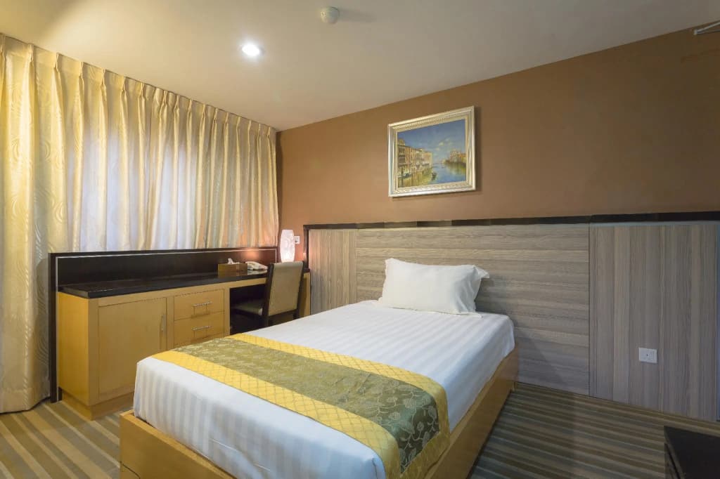 Hallmark Crown Hotel - photo 7