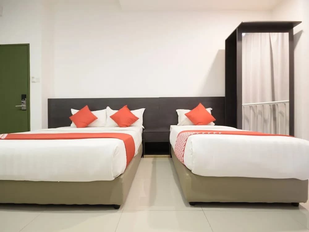 OYO 906 Happy 92 Hotel Lumut - photo 4