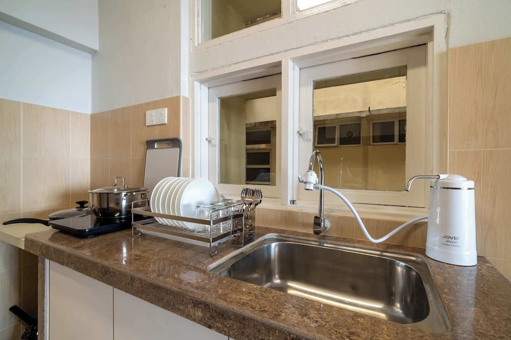Stylish 3BR Stay Near Gurney Drive, Free Parking - photo 8