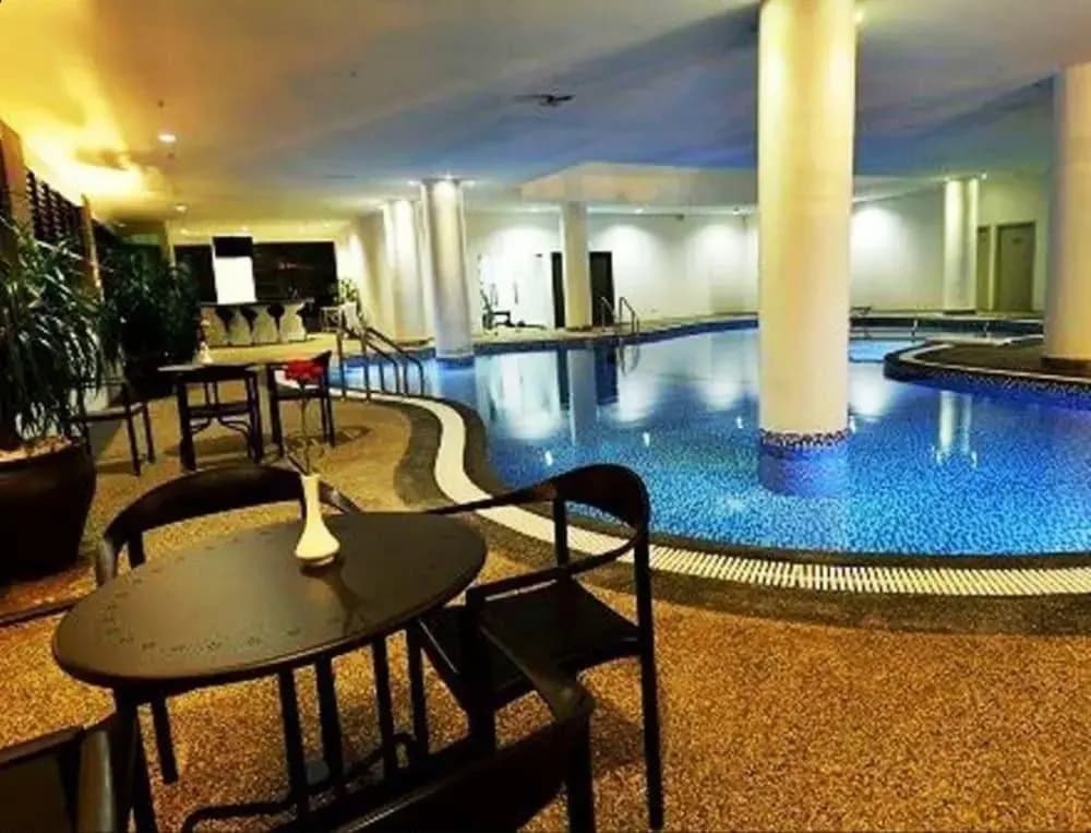 Holiday Villa Hotel & Suites - photo 8