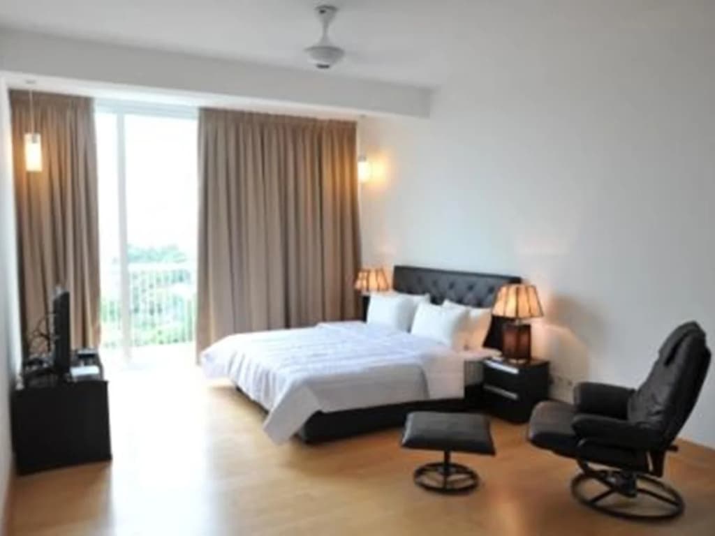 Brunsfield Embassyview Condosuite - photo 3