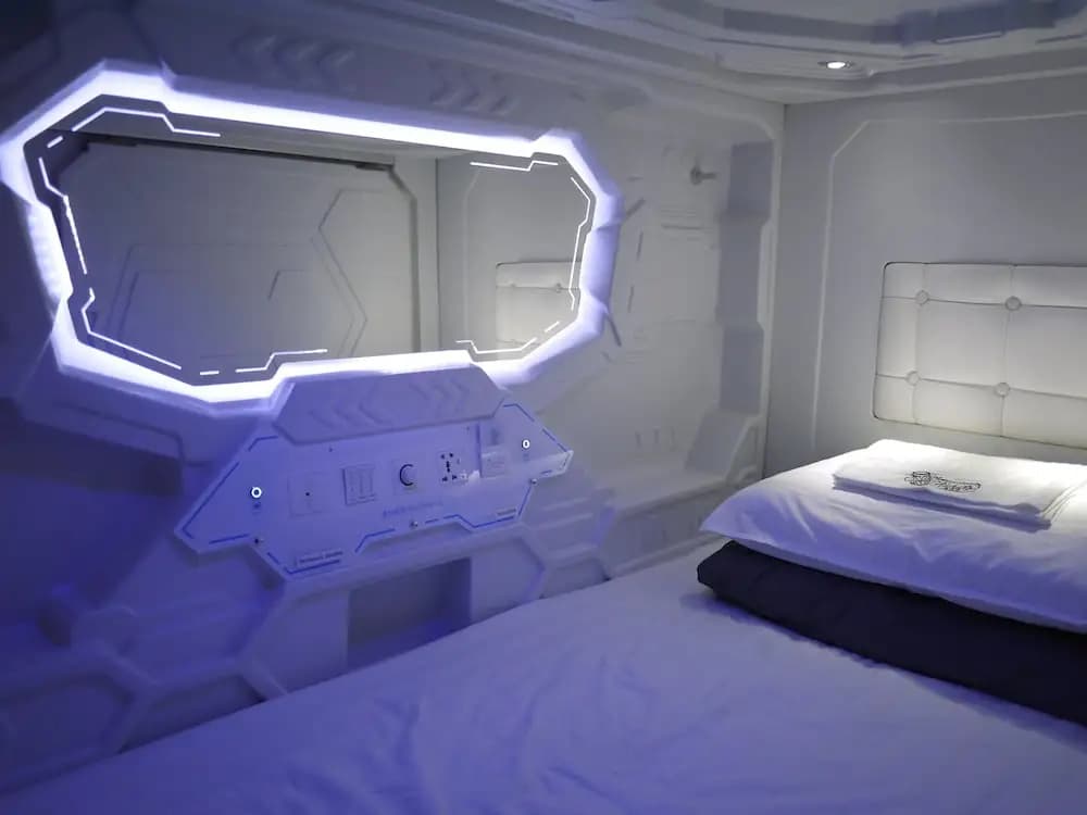 Aloha Capsule Hostel - photo 4
