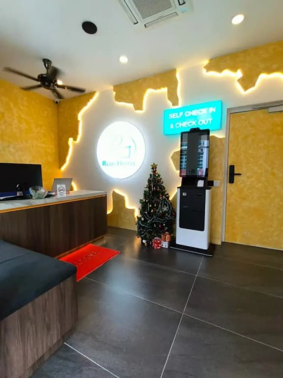 Red's Hotel - photo 2