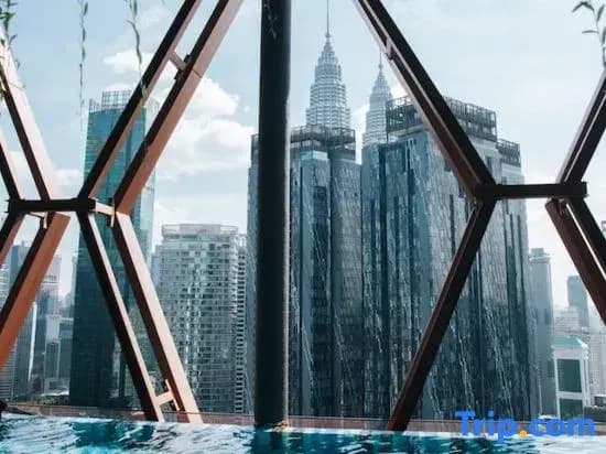 Scarletz Suites KLCC • 5-min to Petronas Twin Towers • Rooftop Infinity Pool - photo 18