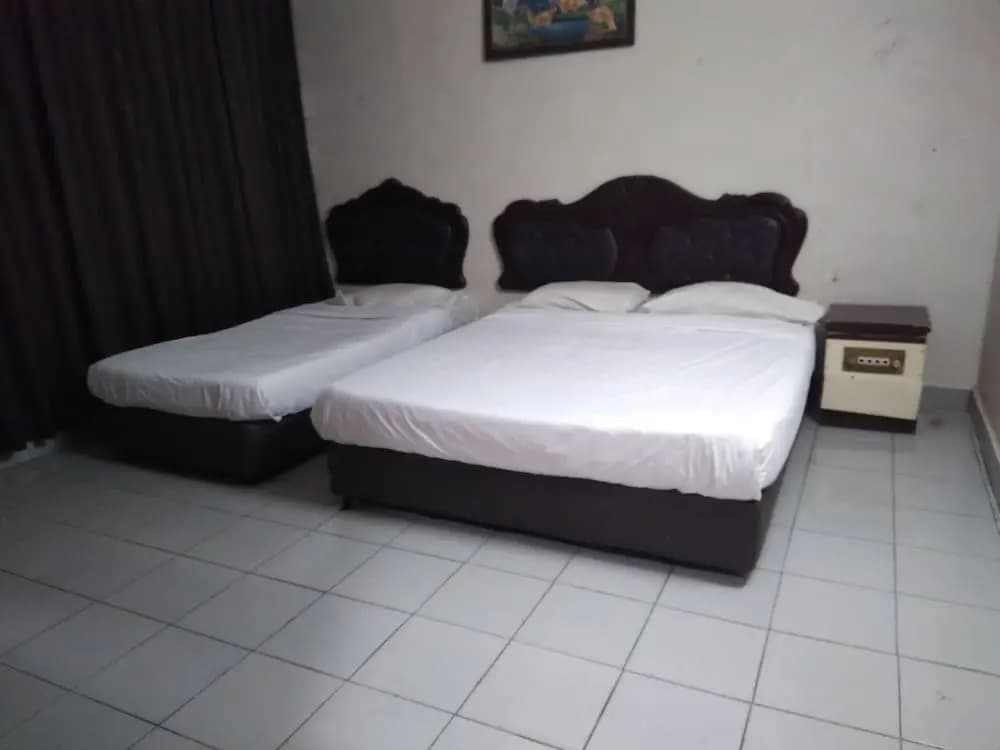 OYO 90376 Centre Point Hotel - photo 3