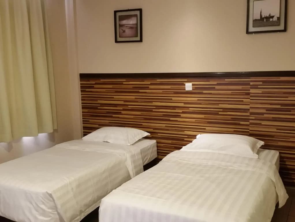 Sri Iskandar Hotel - photo 4