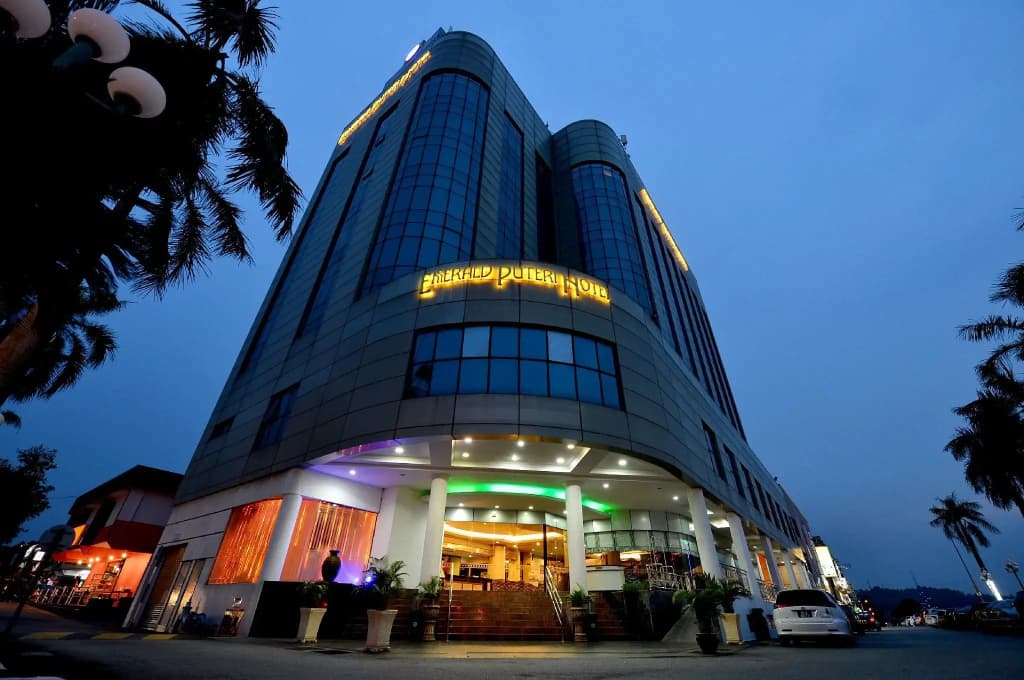 Emerald Puteri Hotel - photo 1